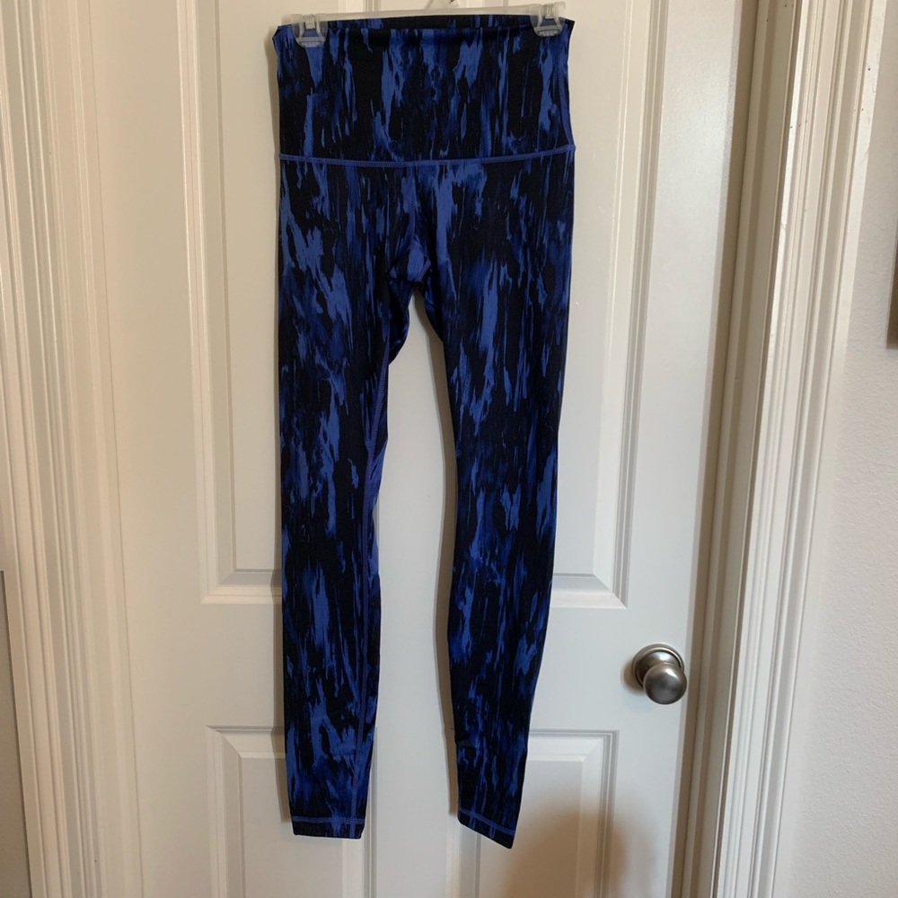 Lululemon high waisted blue pattern legging, Sz. 6